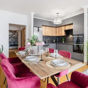 Penthouse Three Bedrooms, Three Balconies With Free Parking In Kiraly Street Budapest